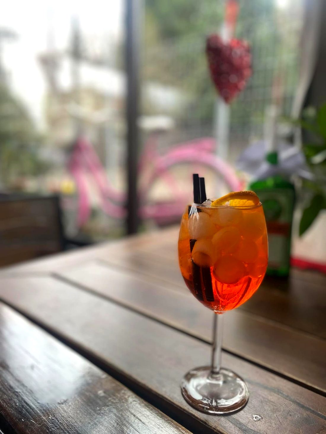 Aperol Spritz podany przy oknie w Grill Bar Merc w Gdańsku
