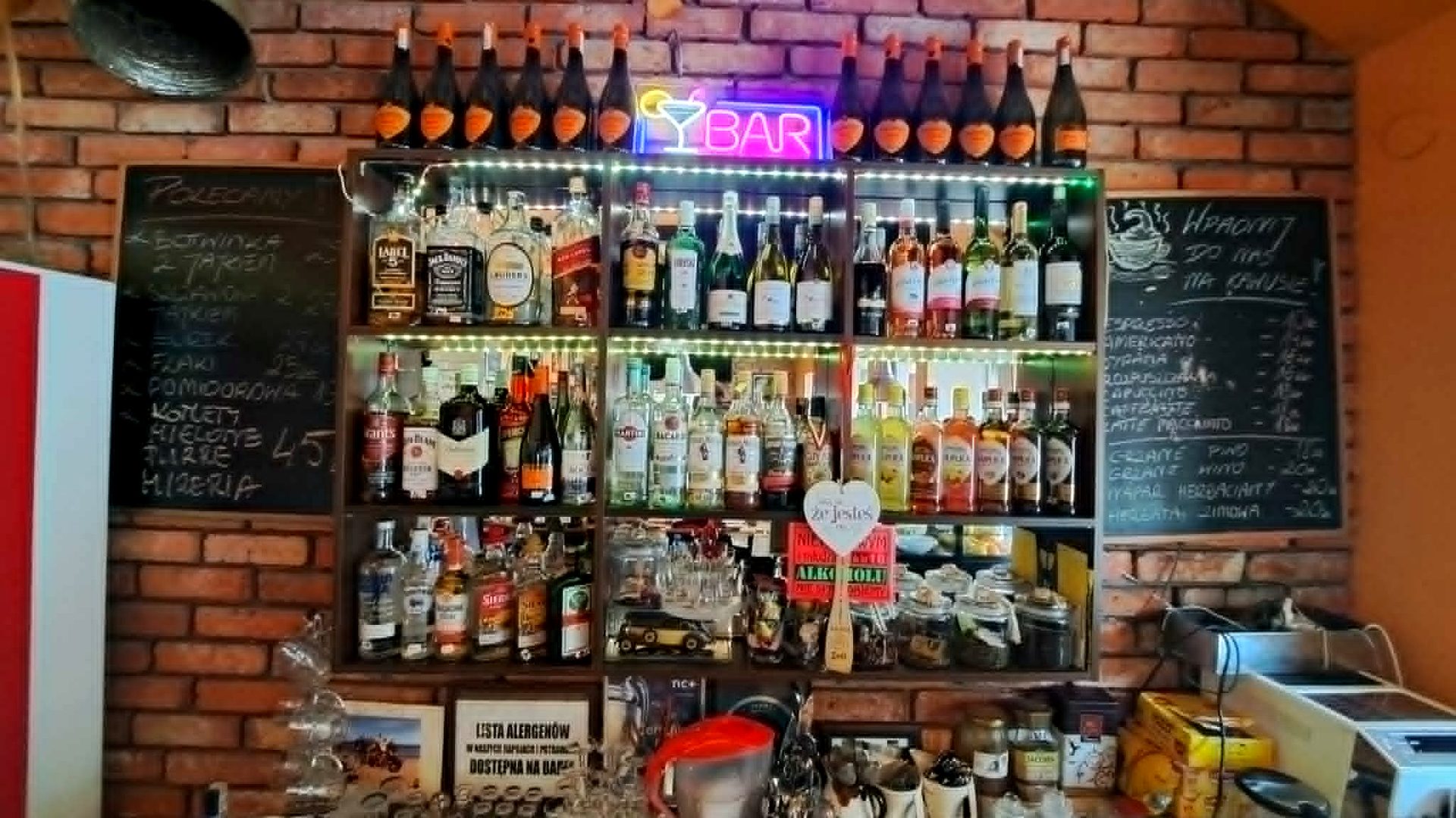 Bar w Grill Bar Merc w Gdańsku Oliwie - ceglana ściana, neon BAR i bogata oferta alkoholi