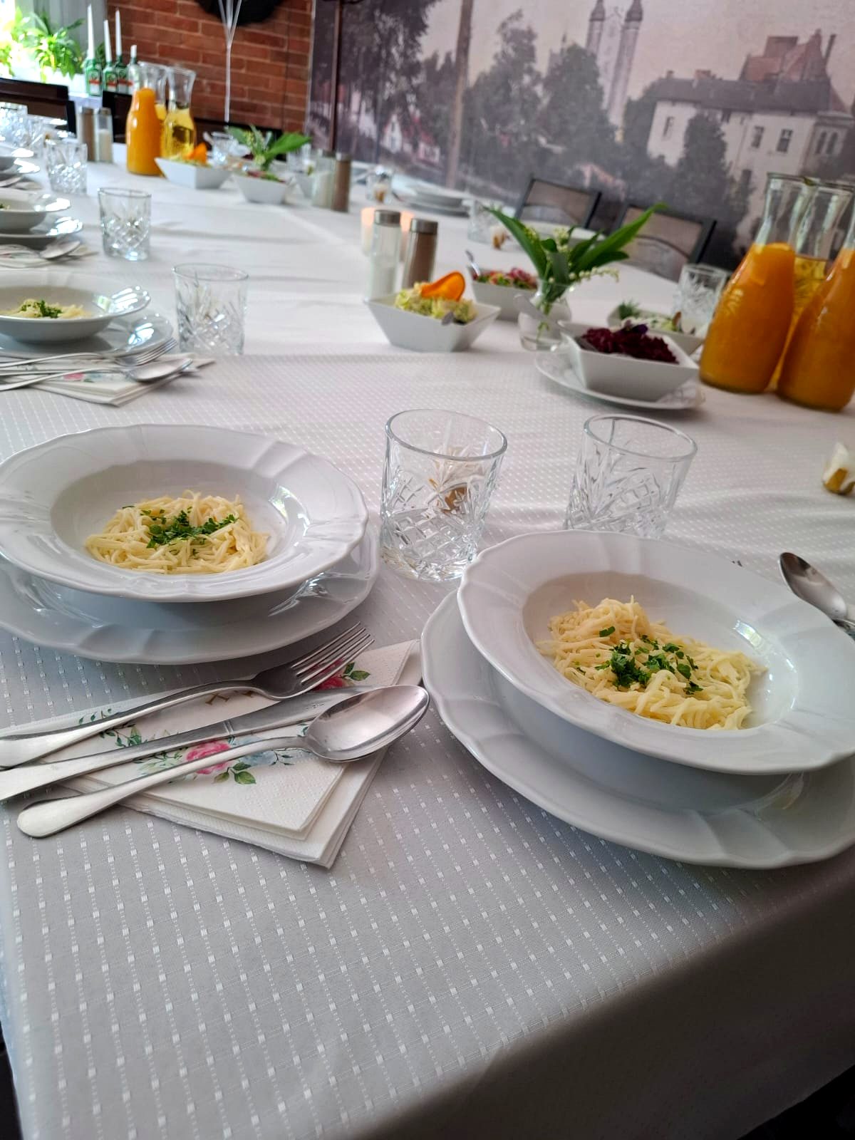 Elegancko nakryty stół na imprezę okolicznościową w Grill Bar Merc