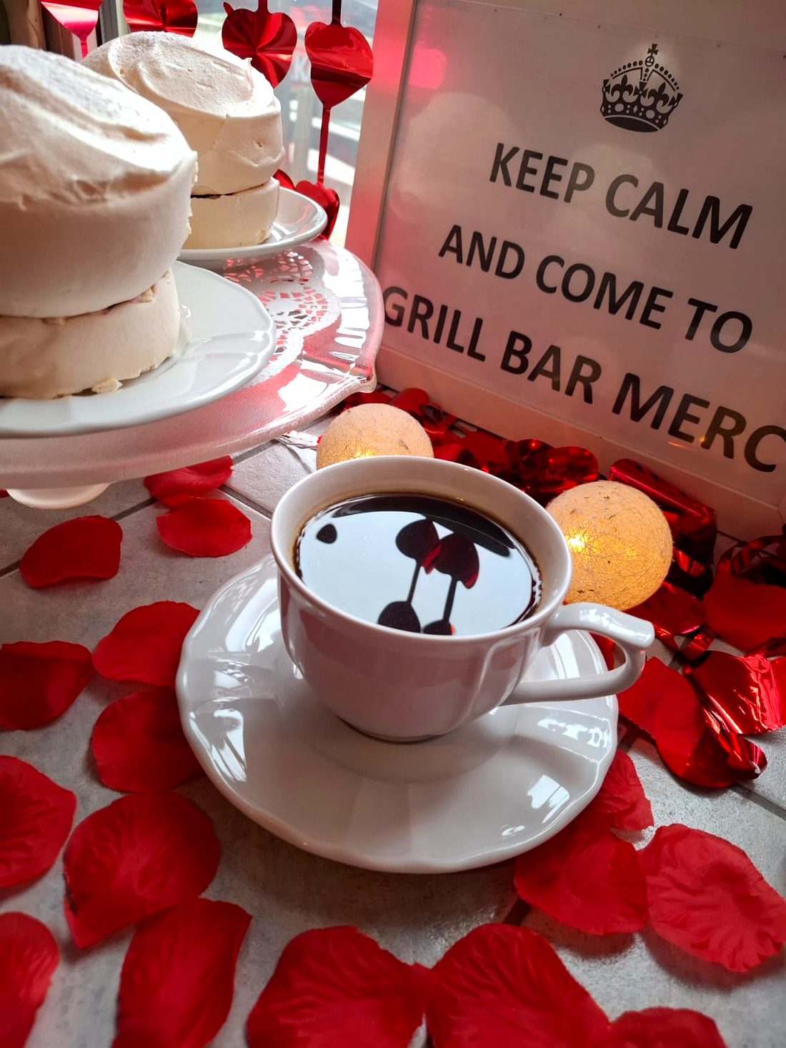 Kawa i bezy z tabliczką Keep Calm and come to Grill Bar Merc