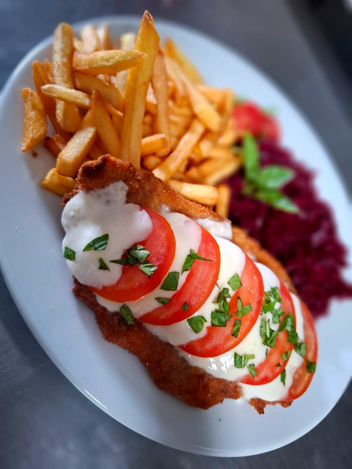Kotlet po caprese z frytkami i buraczkami w Grill Bar Merc
