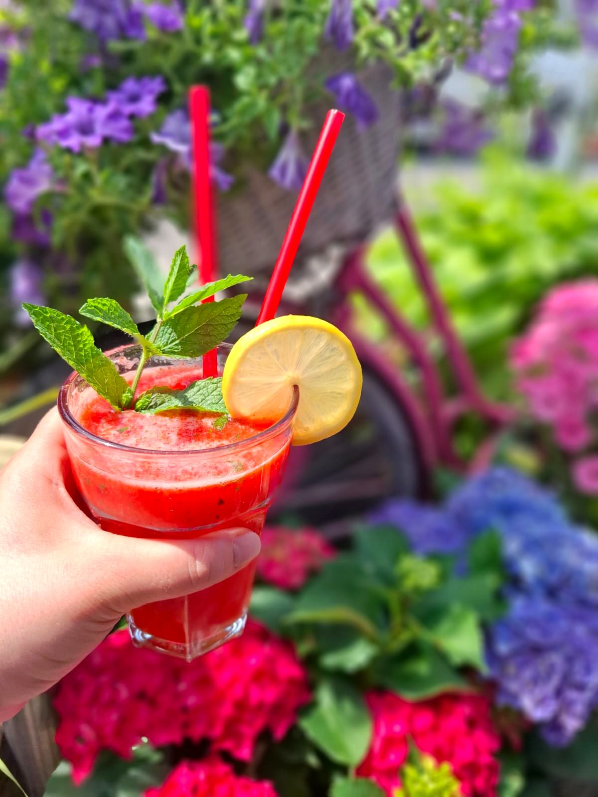 Domowa lemoniada truskawkowa z miętą i cytryną w ogródku Grill Bar Merc w Gdańsku