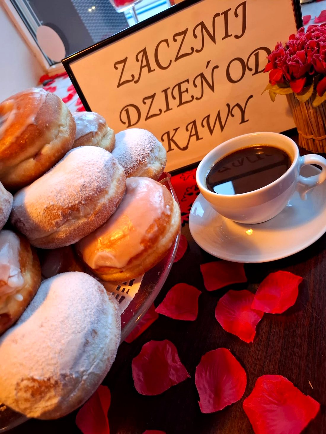 Świeże pączki i kawa w Grill Bar Merc