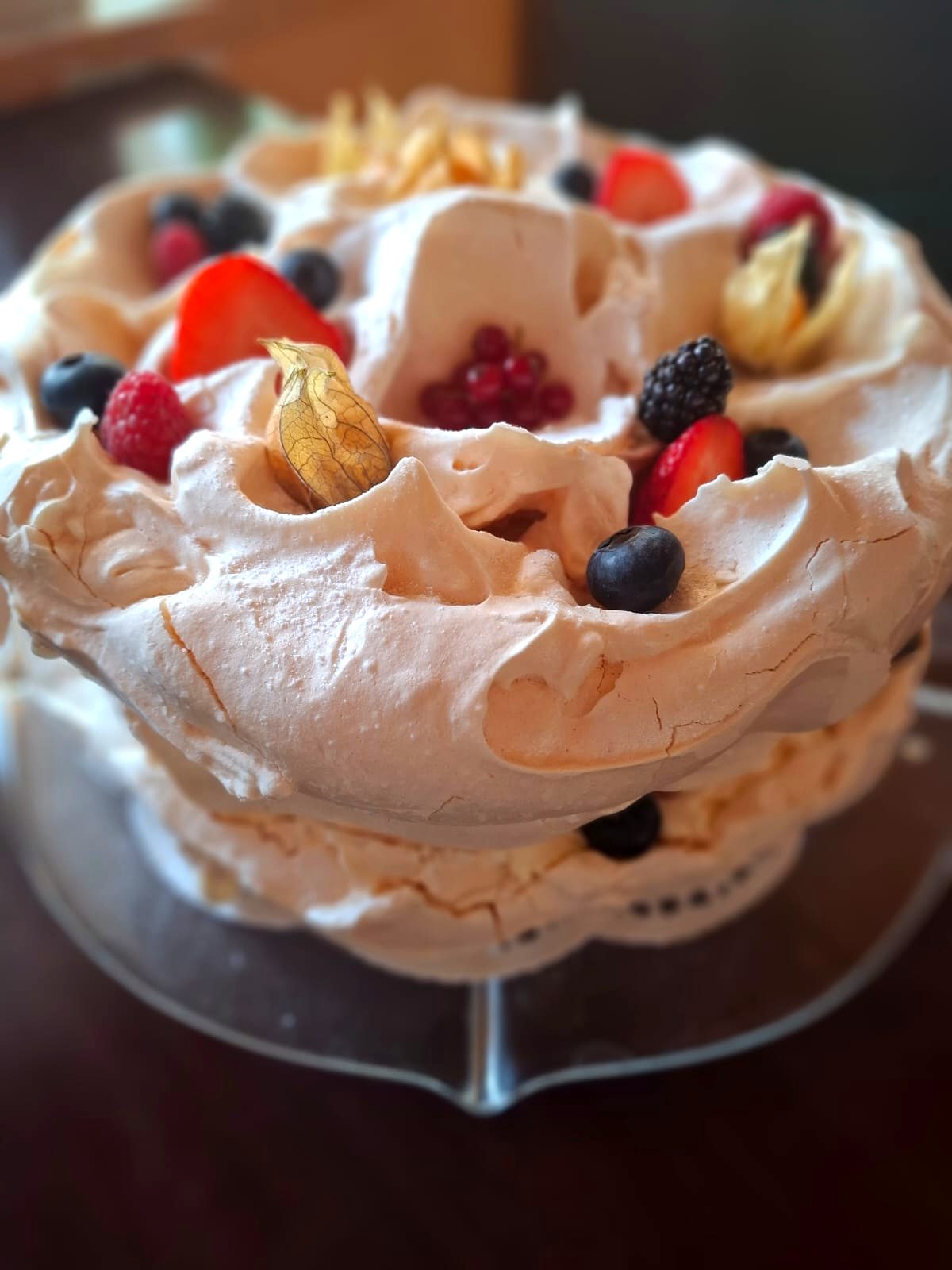 Domowy tort bezowy z owocami w Grill Bar Merc w Gdańsku