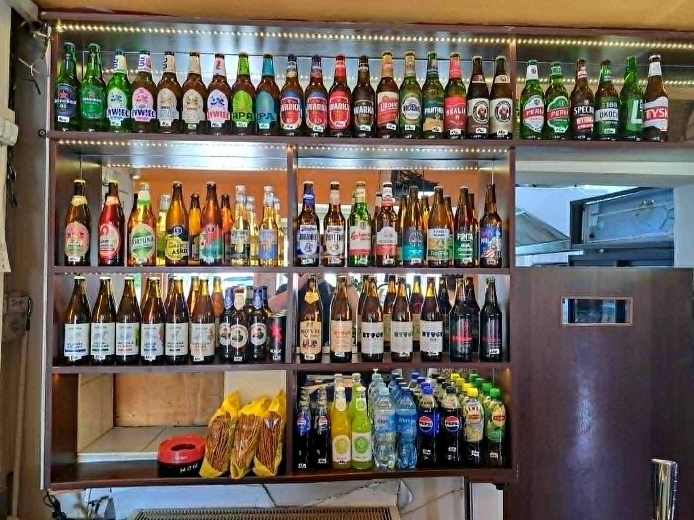 Bogaty wybór piw butelkowych w Grill Bar Merc - kilkadziesiąt etykiet z Polski i ze świata