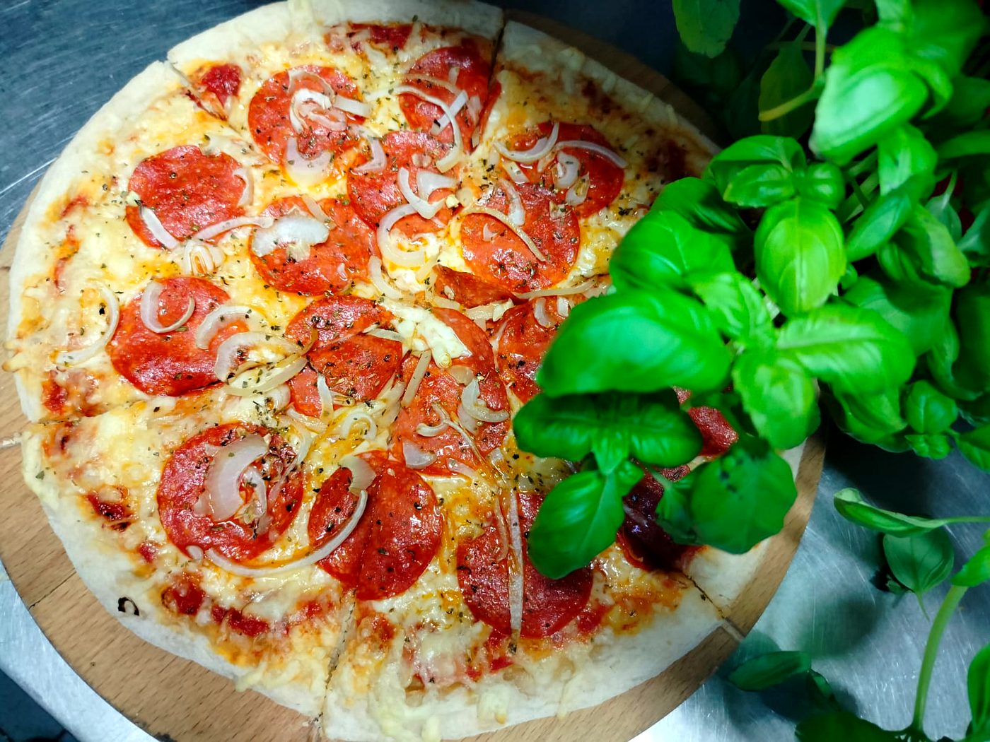 Pizza pepperoni z pieca szamotowego w Grill Bar Merc w Gdańsku Oliwie