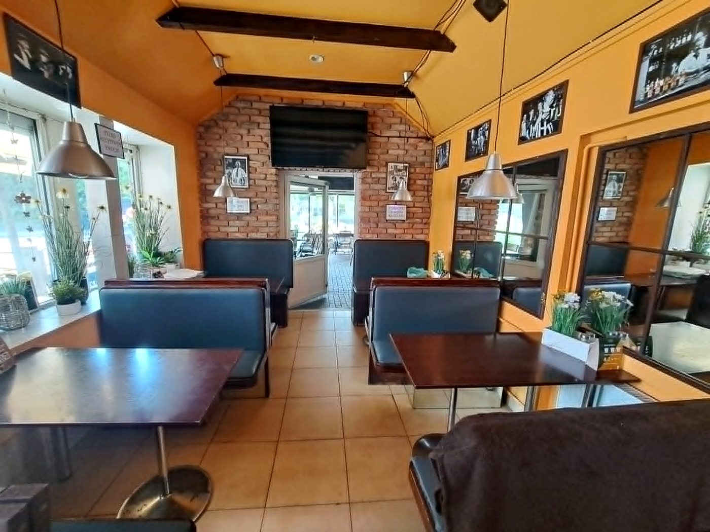 Wygodne loże i jasne wnętrze restauracji Grill Bar Merc na Oliwie